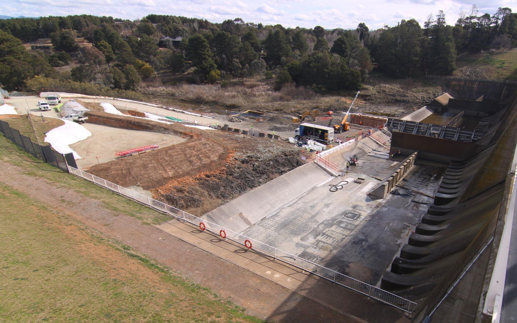 This image is an aerial shot showing continuing cofferdam construction with a crane on site