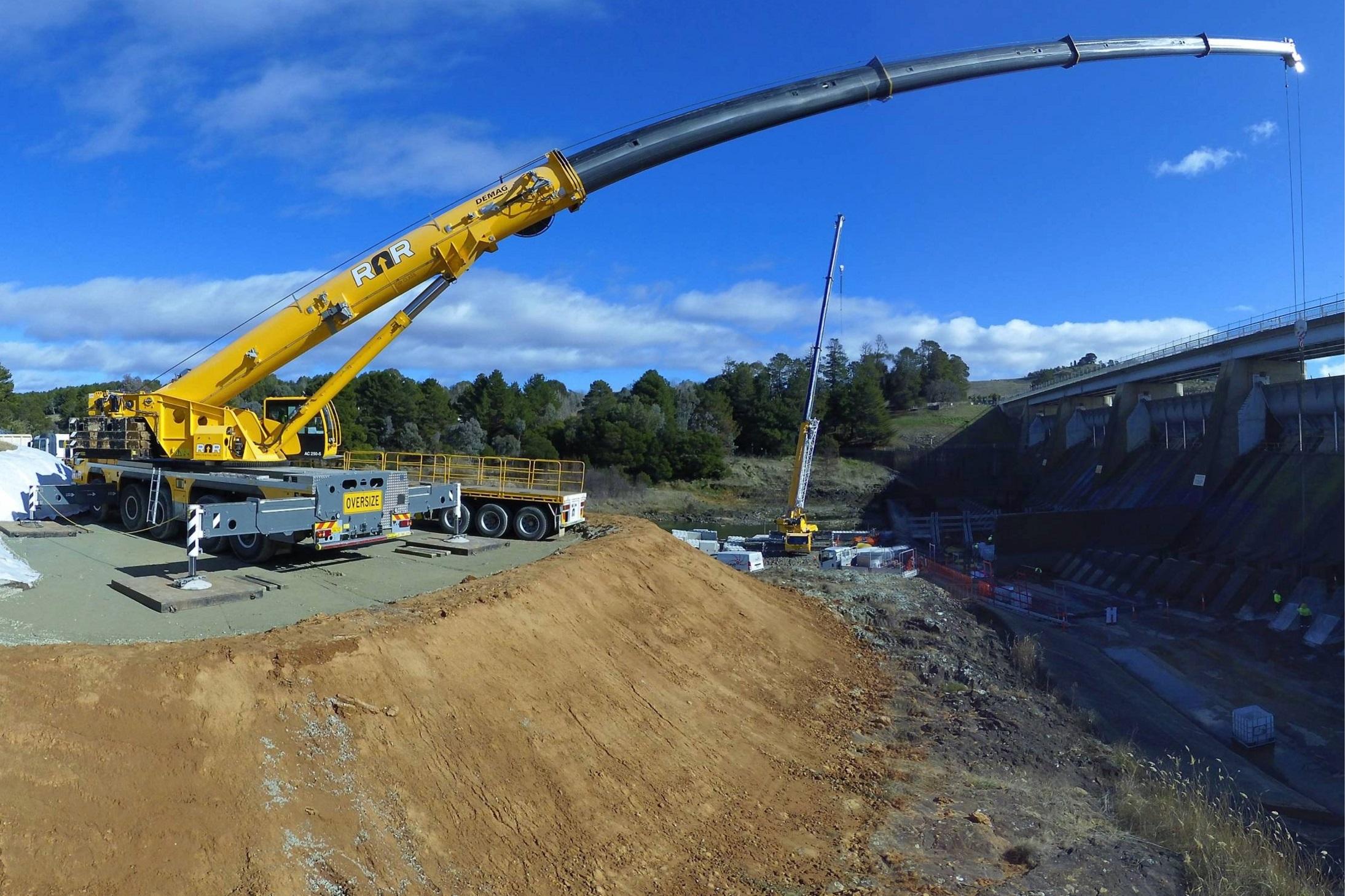This image is from a timelapse camera showing the dam empty and two cranes on site including a 250t crane in action lifting baffle blocks.