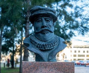 Pedro Fernandez de Quiros sculpture, Windsor Walk.